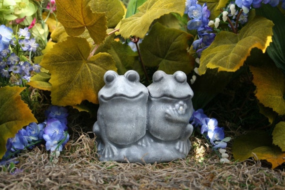 pure garden frog couple statue