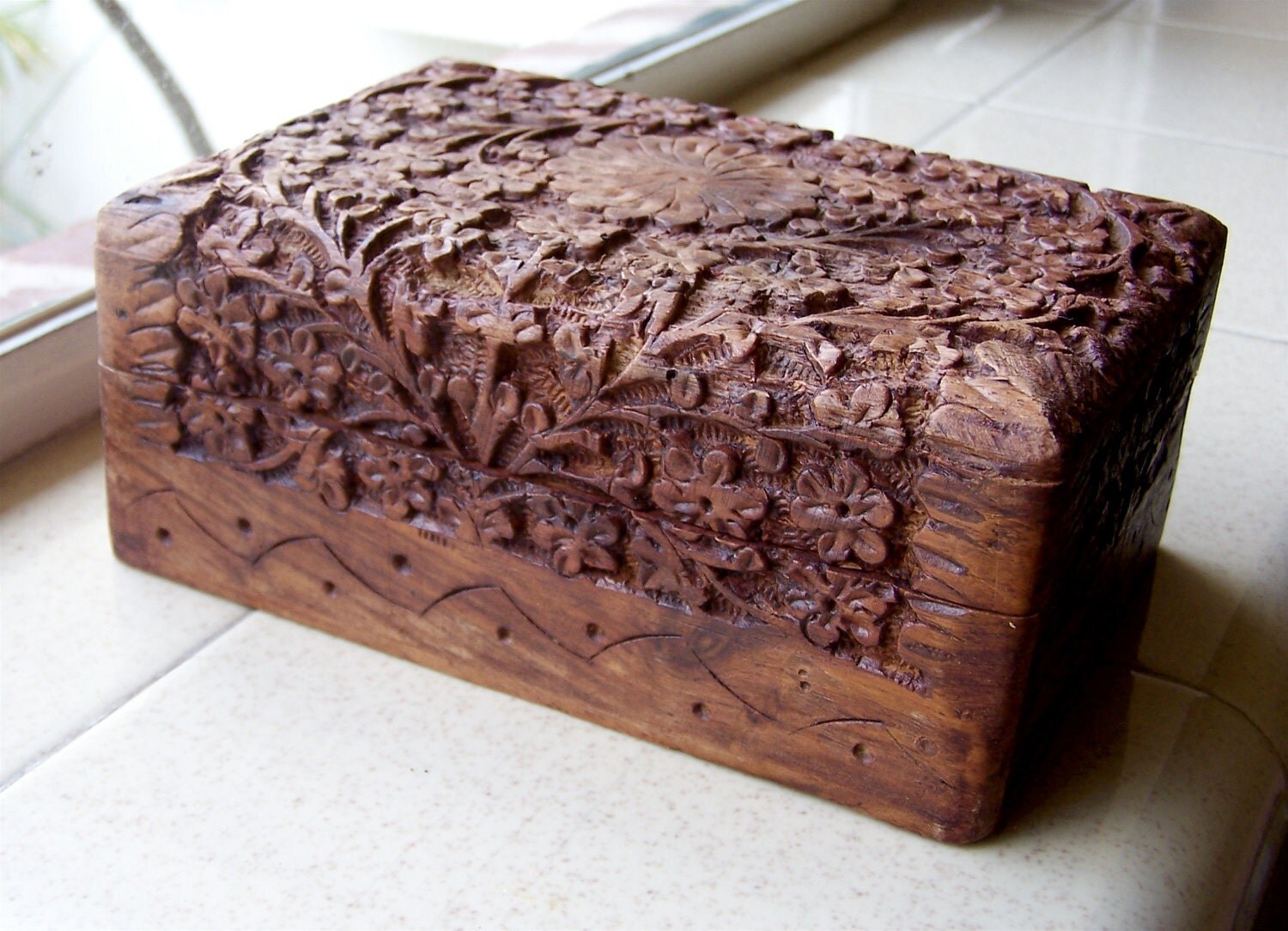 HAND CARVED WOOD box treasure keeper hinged gift box