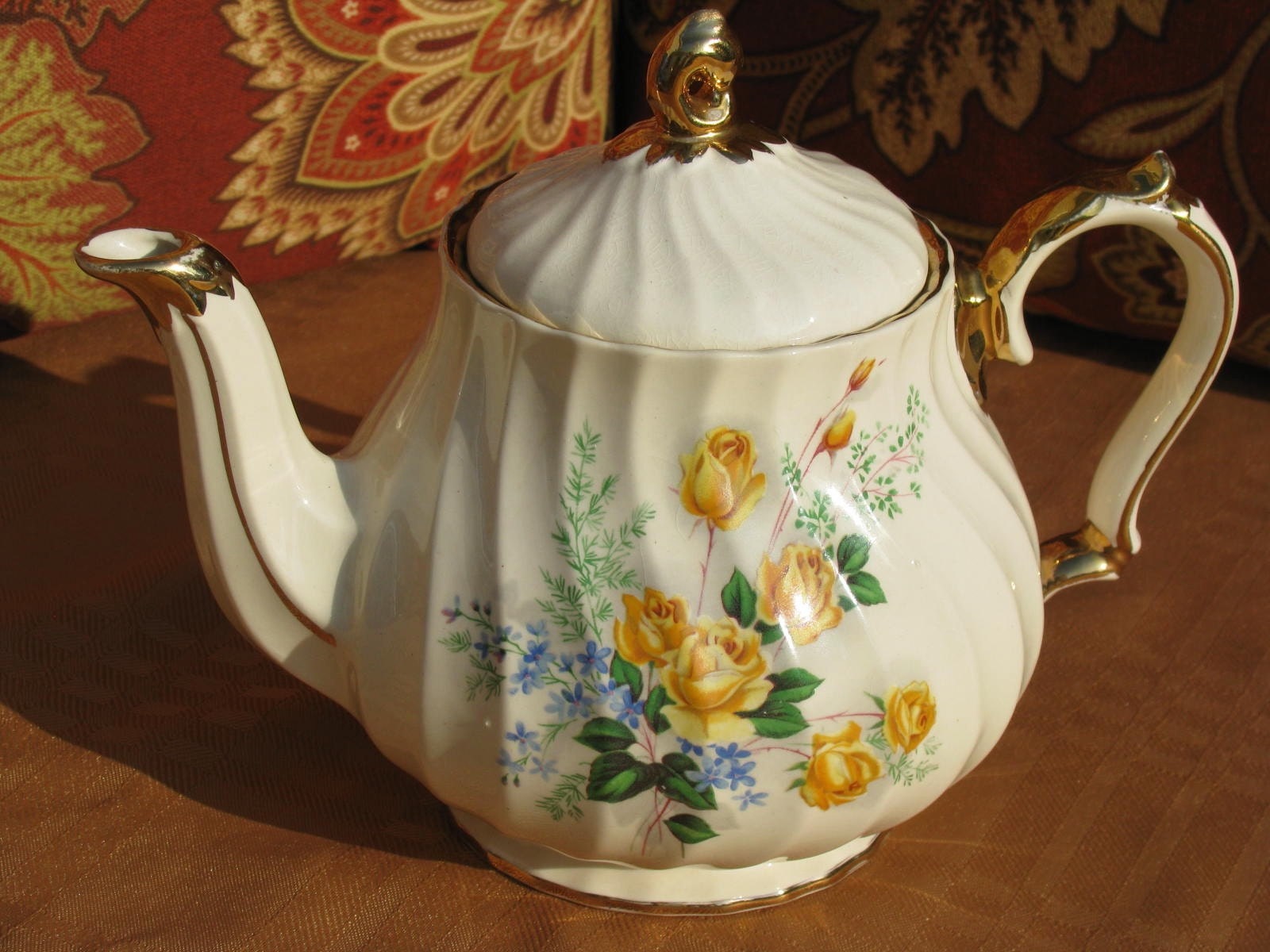 Vintage Sadler Yellow Rose Teapot