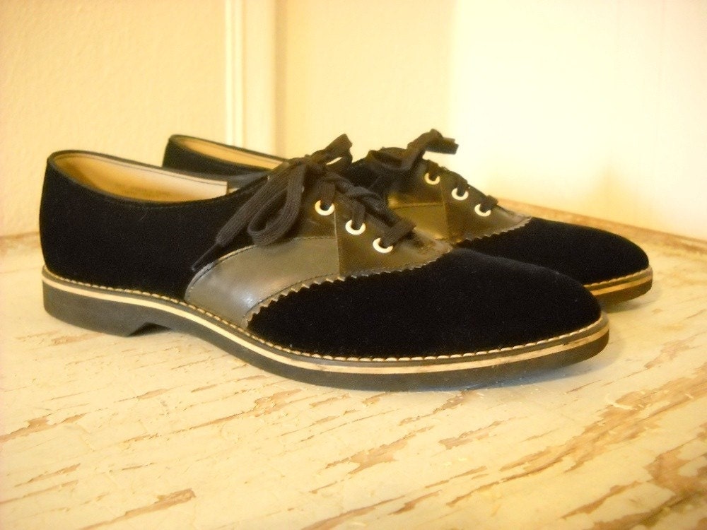 Vintage 60's Black Velvet Saddle Shoes. Sz 6