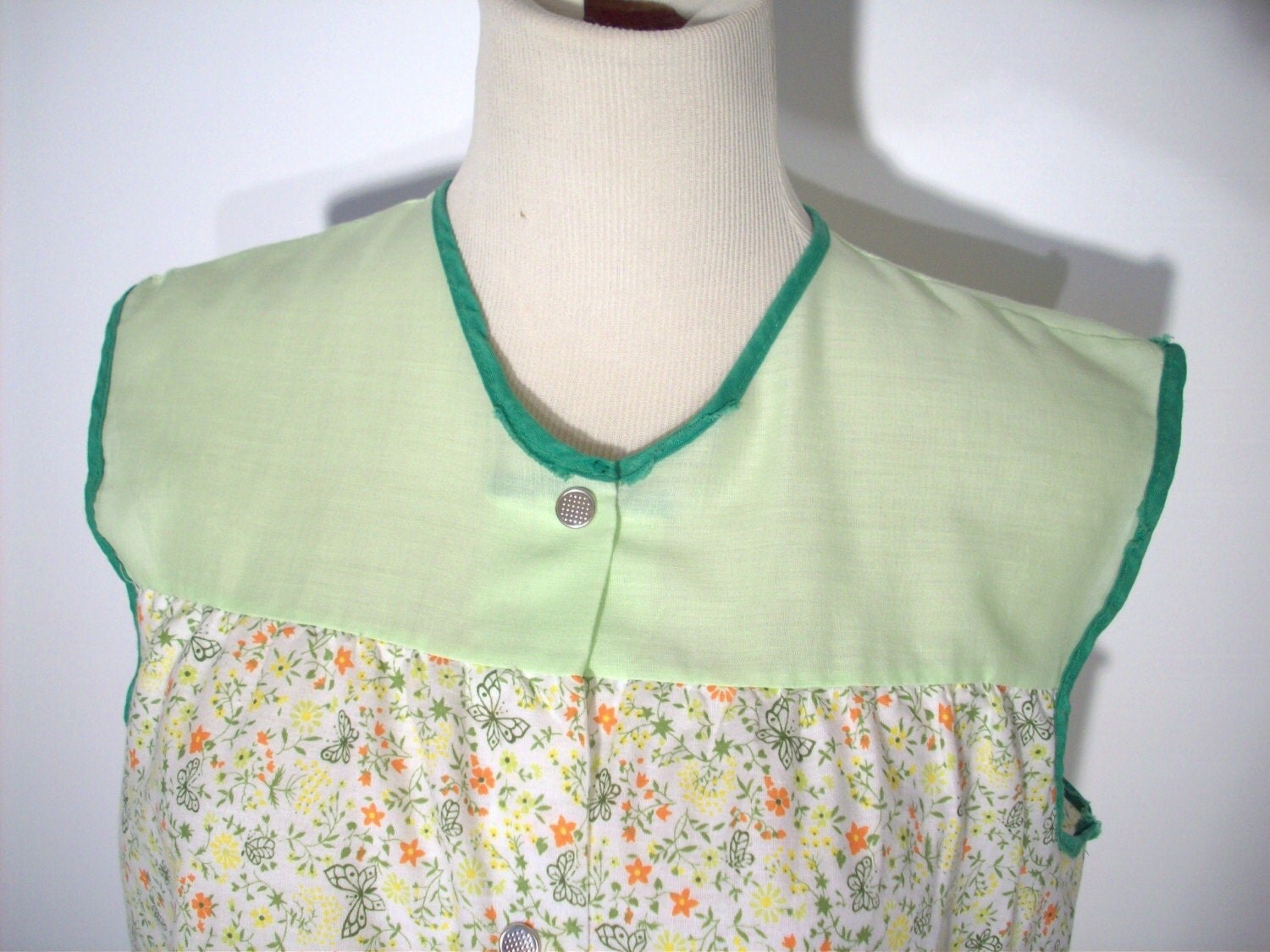 Soft Green Snap Down SmockApron with Pockets and Slits