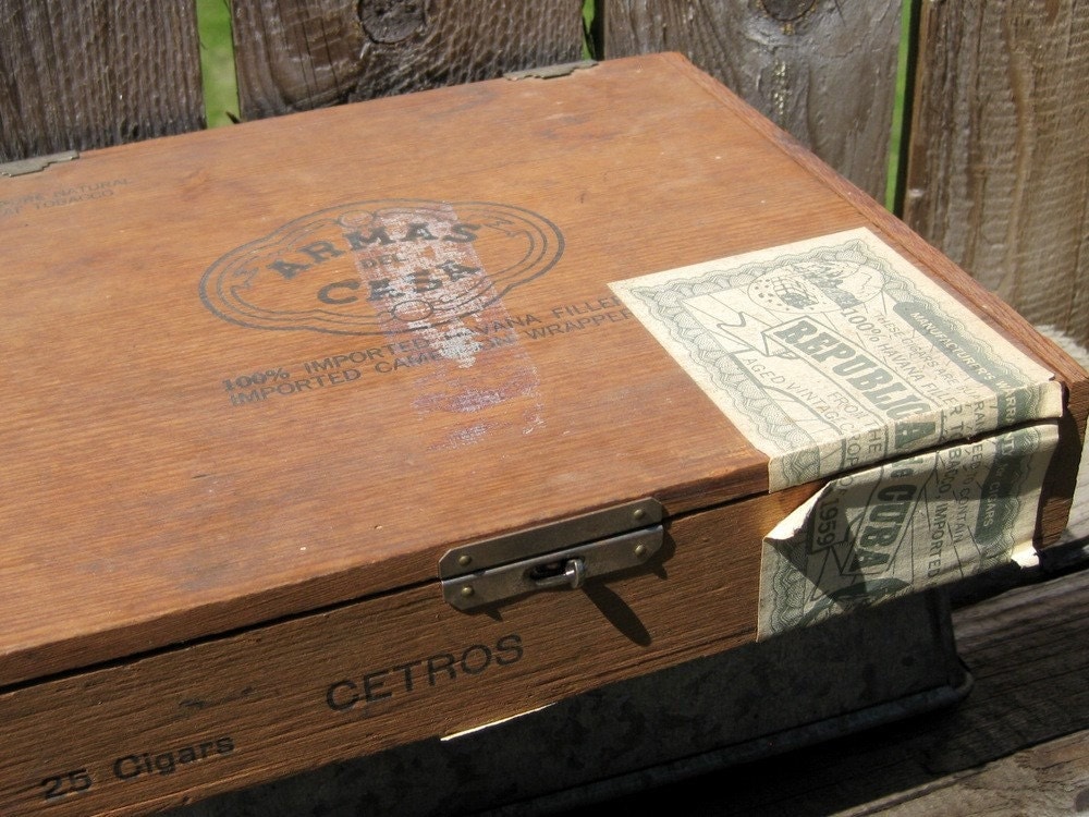 Vintage Wood Cigar Box from 1959 Republica de Cuba by emmylucy