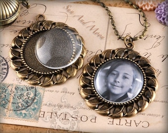 Vintage Flower Setting Pack - 16 Blank Setting, 16 GLASS Domes, 16 Necklaces - Antiqued Bronze Brass Cabochon Setting Pendant Trays - VFS