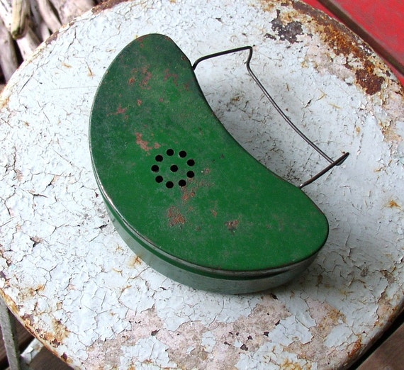 VINTAGE METAL BAIT CRICKET BOX GREEN CONTAINER FISHING