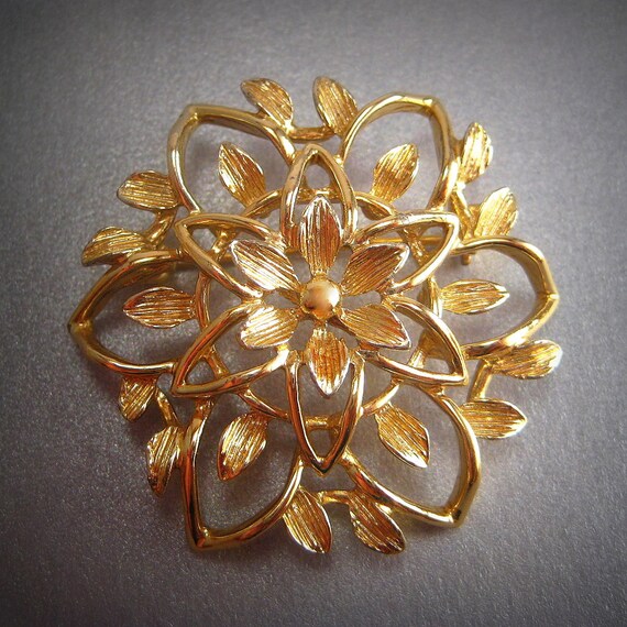 vintage Sarah Coventry flower brooch. gold toned flower