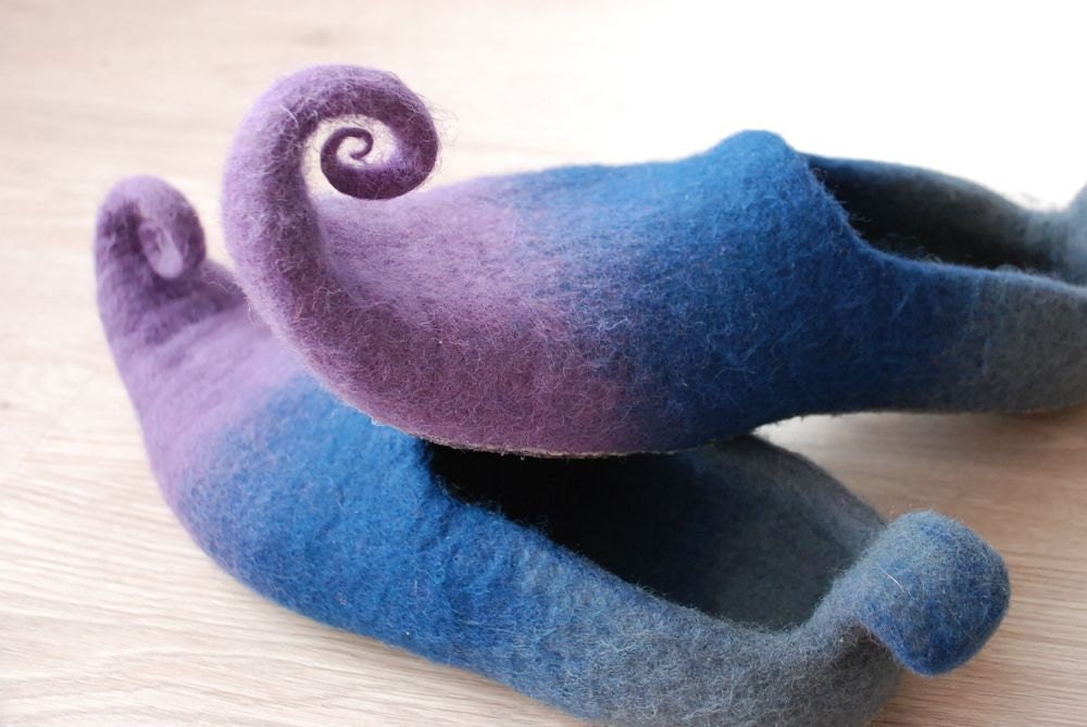 Handfelted slippers/ home shoes for Men with curly toes size