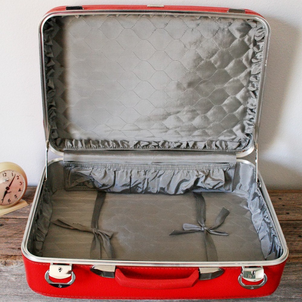 VINTAGE Candy Apple Red SUITCASE Amelia Earhart Luggage Cherry