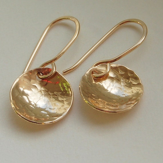 Small Textured Disc Earrings in 14K Gold Filled. Hammered by kusu