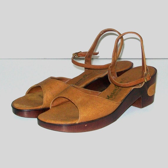 1970s shoes / vintage 70s sandals / wooden / suede leather