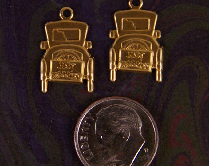 24 Brass Vintage Car with Just Married on Back Charms