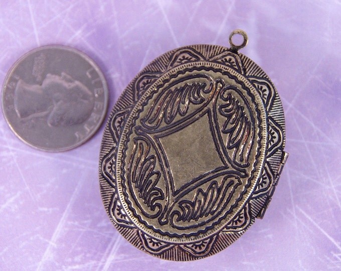 Large Antique Gold-tone Locket with Leopard Pattern Inset and Heart Cut-Out