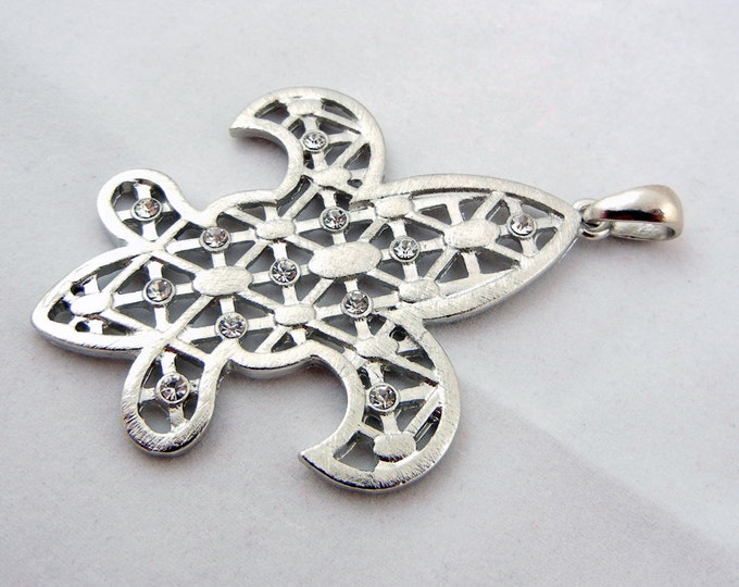 Bright Silver-tone Lattice Fleur de Lis Pendant with Rhinestone Accents