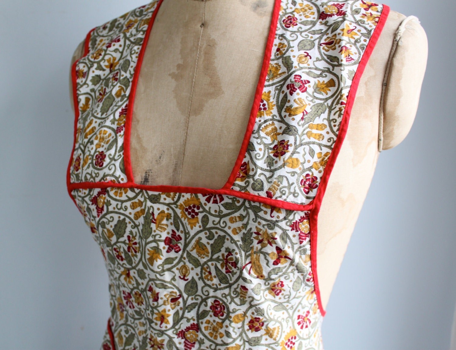 vintage 1940s bib apron / red trim mustard scarlet and olive