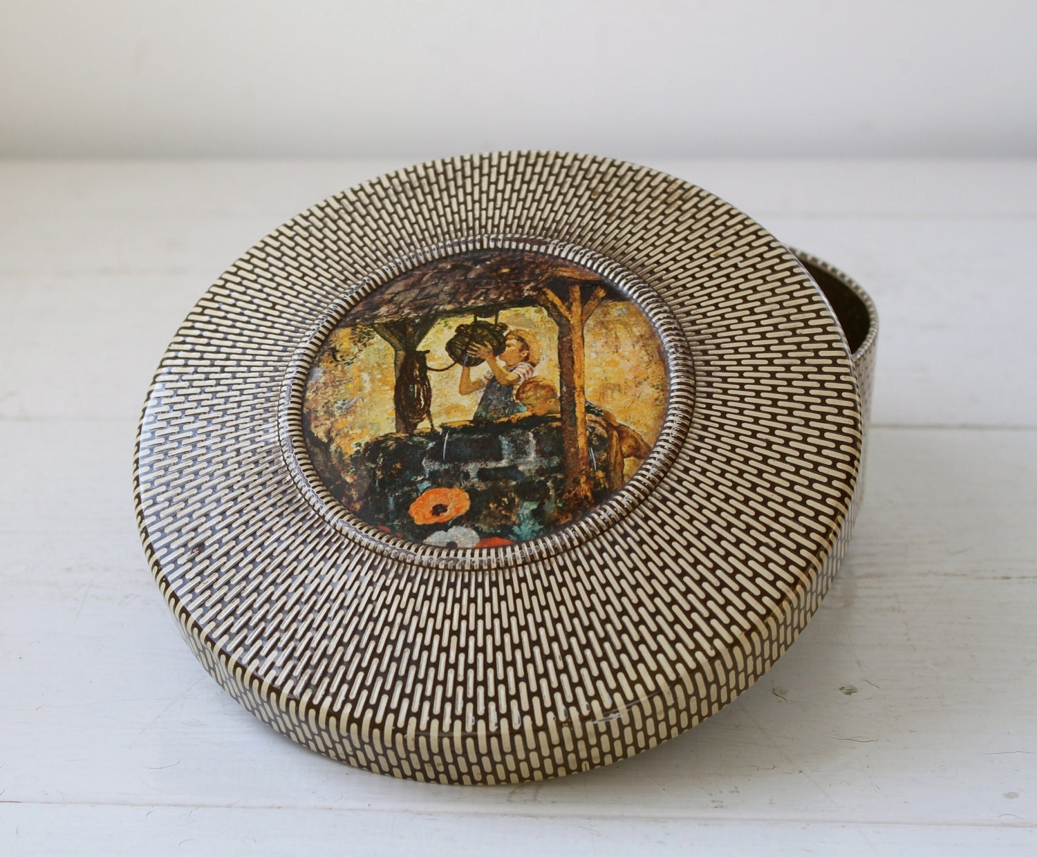 vintage 1940s sewing tin filled with sewing supplies