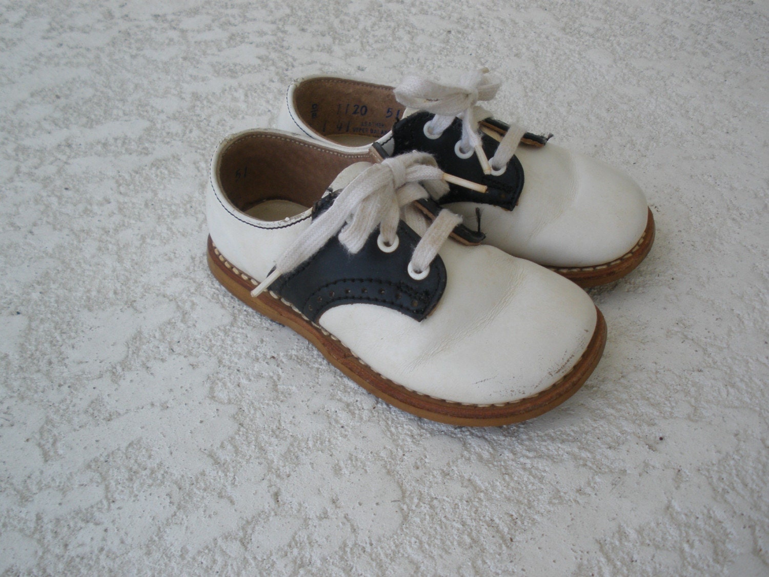 Toddler child size 4 1/2 saddle shoes oxfords