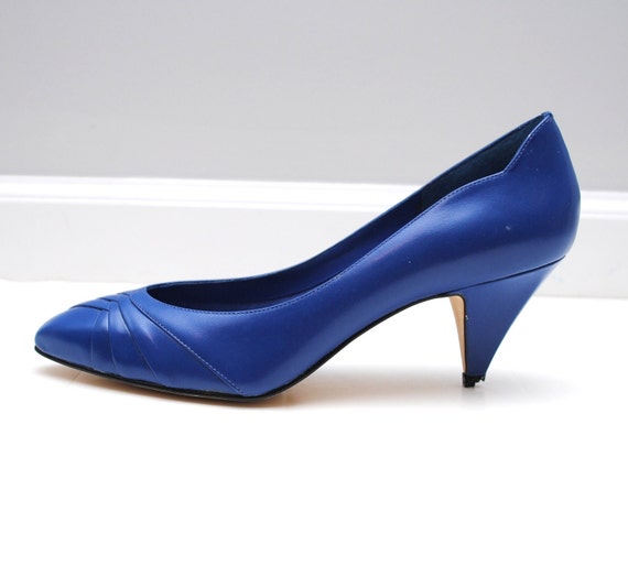 vintage 80's royal blue kitten heels size 8 by ilonaanne on Etsy