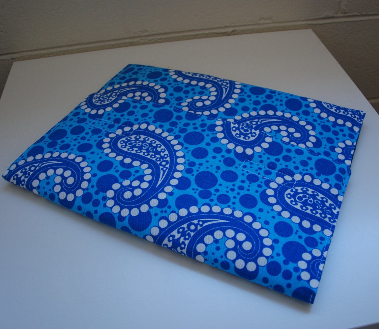 Padded laptop sleeve in bright blue pattern