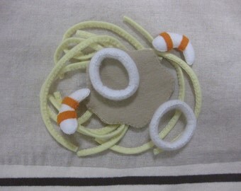 Felt spaghetti with cream sauce and seafood