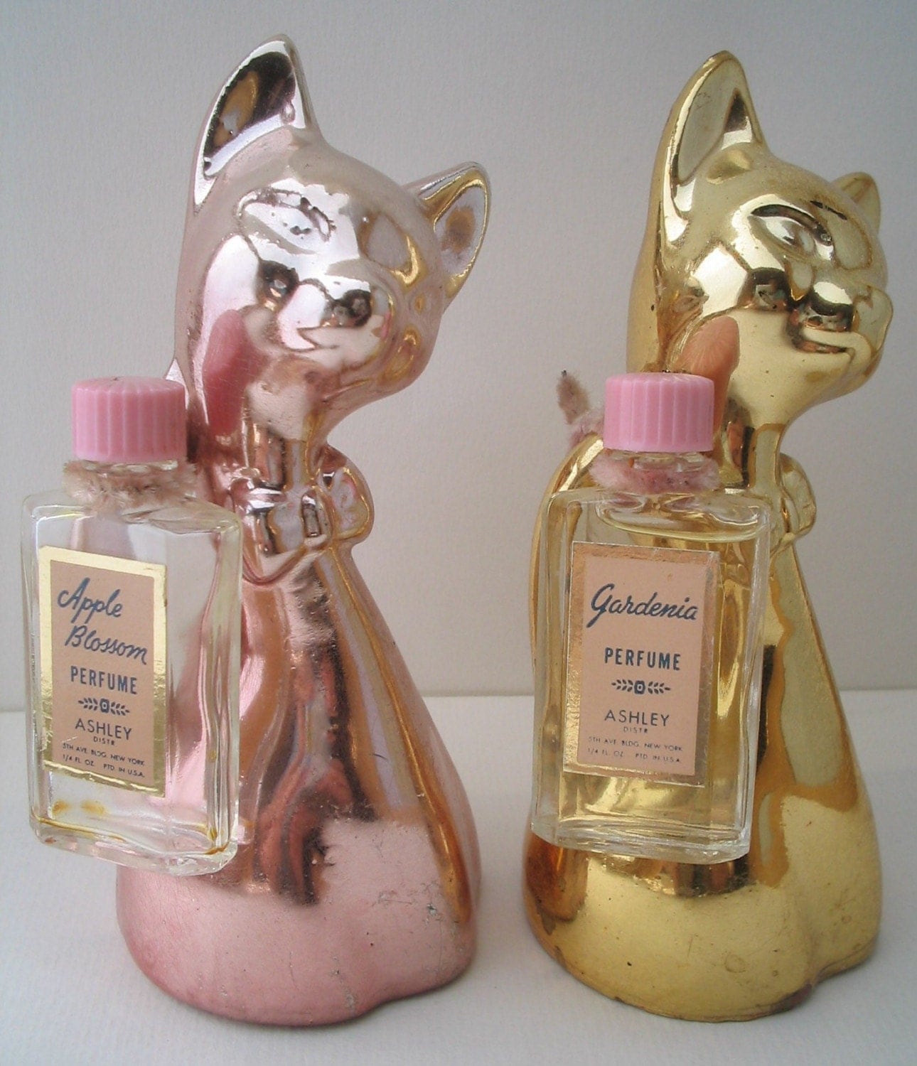 Vintage Cats with Perfume Bottles Pink Gold Gardeina Apple
