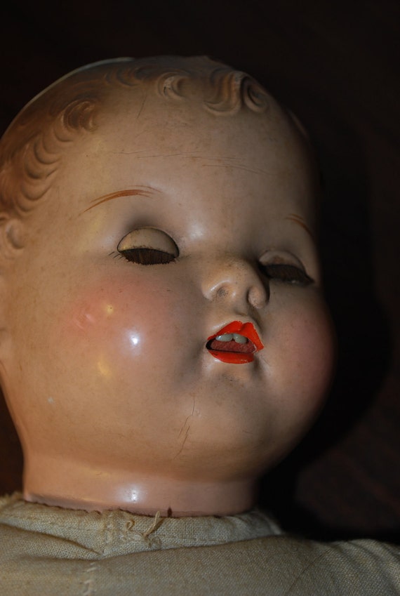 doll that closes its eyes