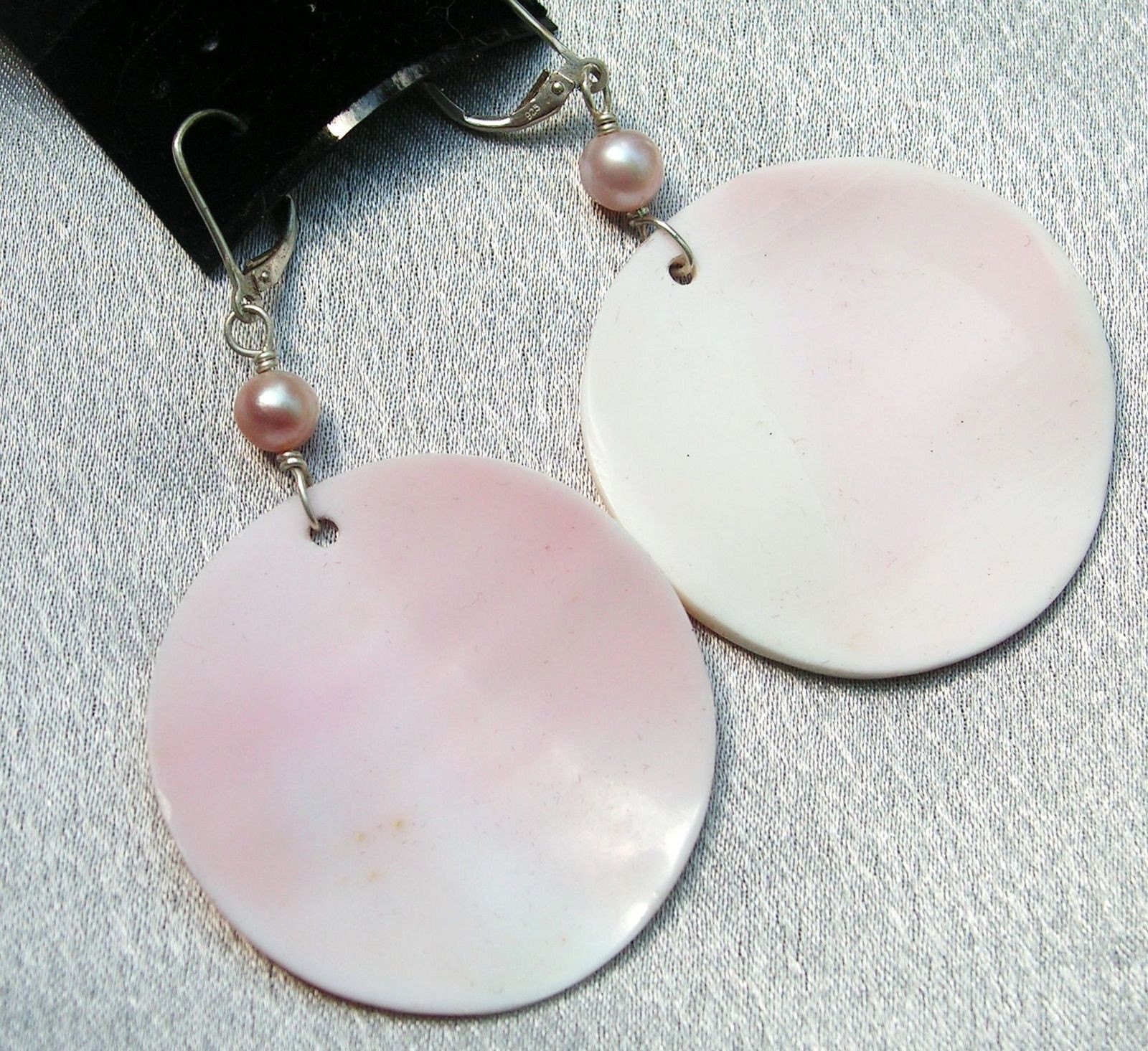 pink conch shell earrings        
        <figure class=