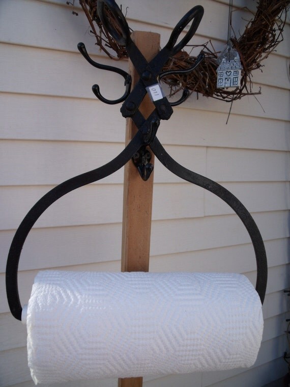 anTique primiTive IcE TonGs PAPER TOWEL HOLDER includes RoLL
