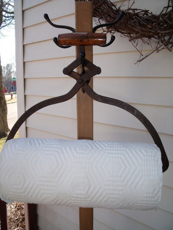 primiTive anTique IcE TonGs PaPer ToWeL HoLDer plus roll of