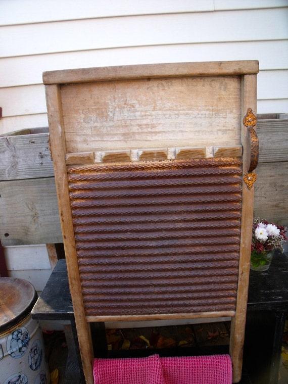 anTiQue vinTage WASHBOARD REcycled inTo a WALL