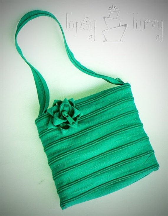 Continuous zipper purse