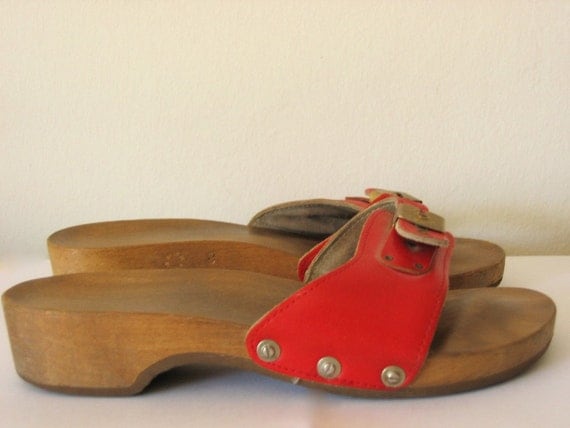 vintage 1970s red DR. SCHOLL WOODEN SANDALS 8 by TheLovedOne