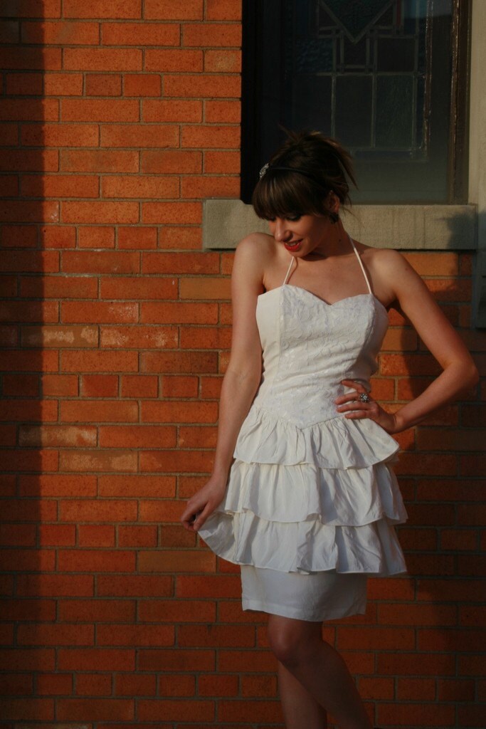 White 80s sleeveless LACE OVERLAY tiered ruffle prom dress M