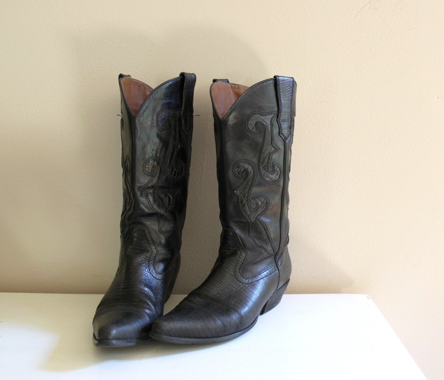 vintage NINE WEST cowboy boots. 8.5