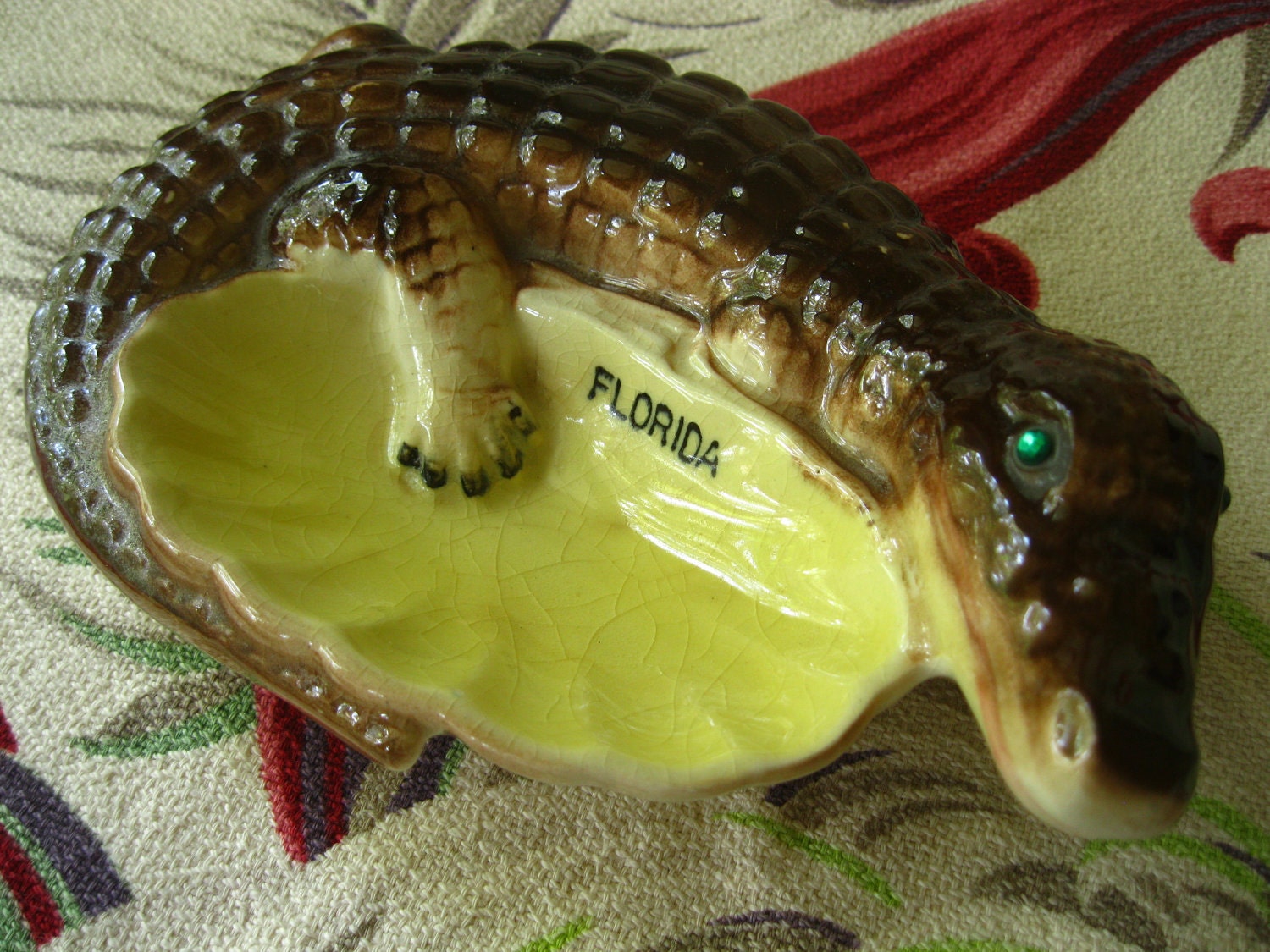 Vintage souvenir of Florida alligator ashtray or hors