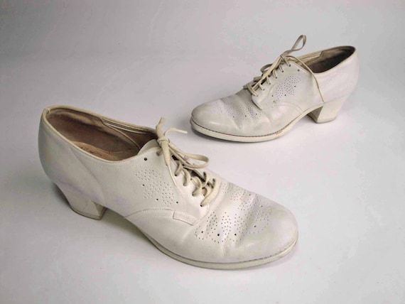 Vintage 1940s Shoes // The Oh Nurse White Perforated Oxford