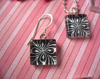 20 EARRING COMBO PACK....20 Earring Glass Tiles..20 Silver Plated Earring Bails...20 Silver Earwire