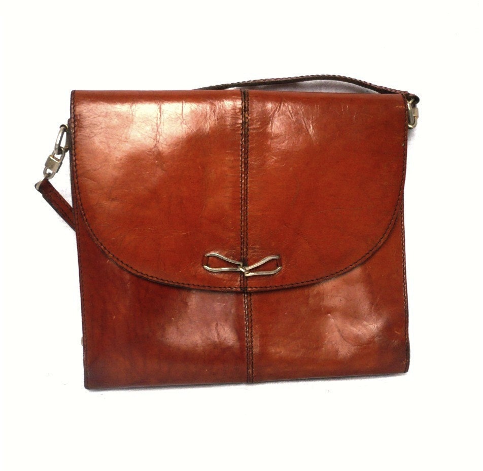 CLARA French Vintage 70s Brown Leather Shoulder bag / by bOmode