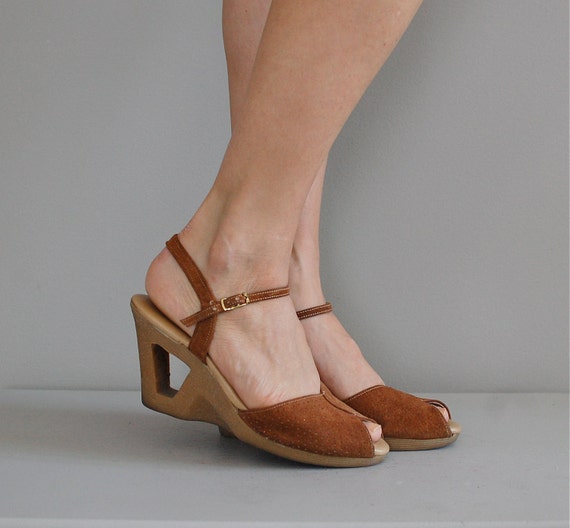 1970s wedges / vintage 70s shoes / Cutout Wedges