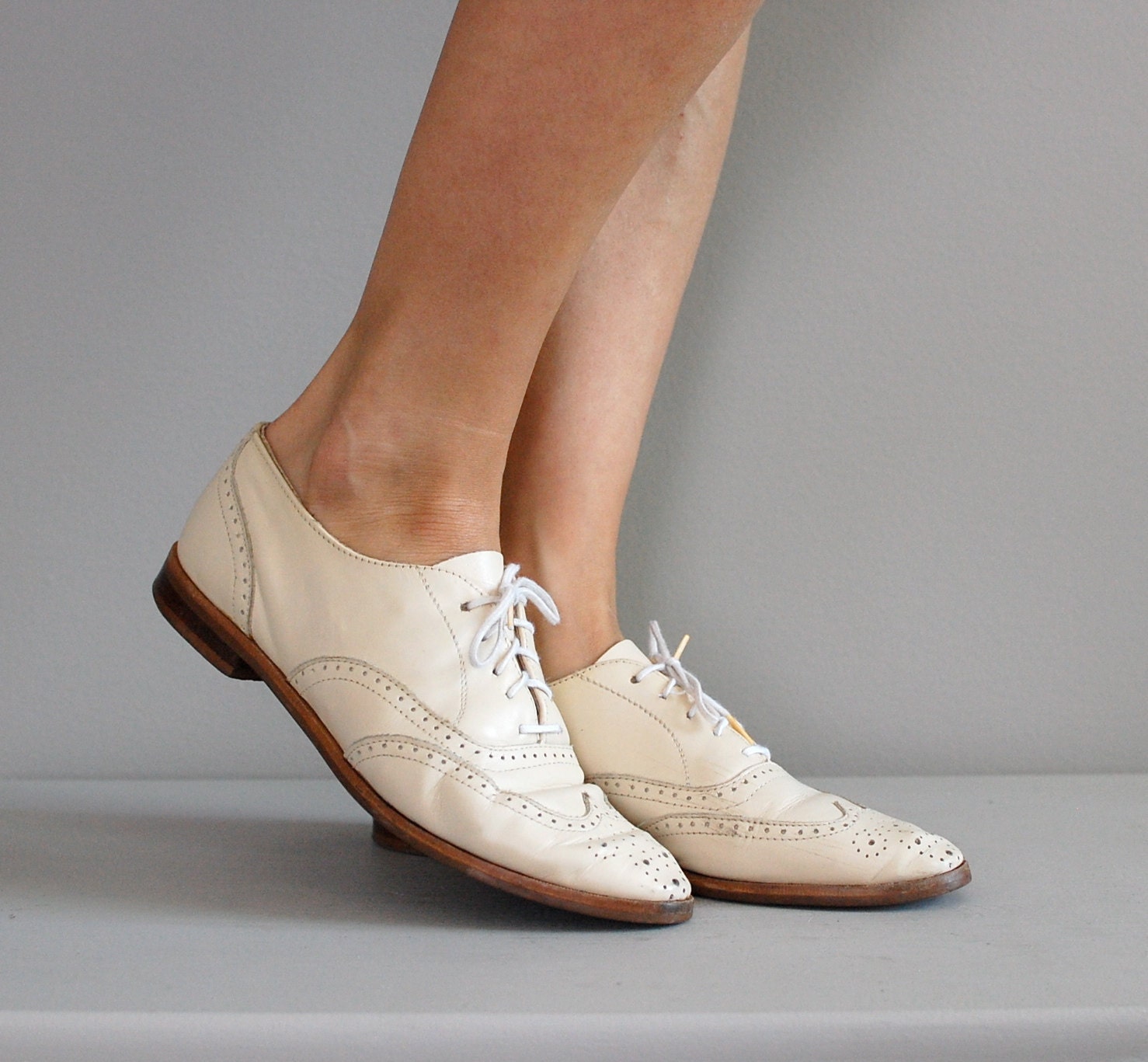 1980s shoes / cream oxford wingtip brogues