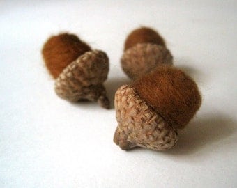 felted acorns in chesnut brown set of 12 / wool eco friendly natural wedding table decorations - hostess gift