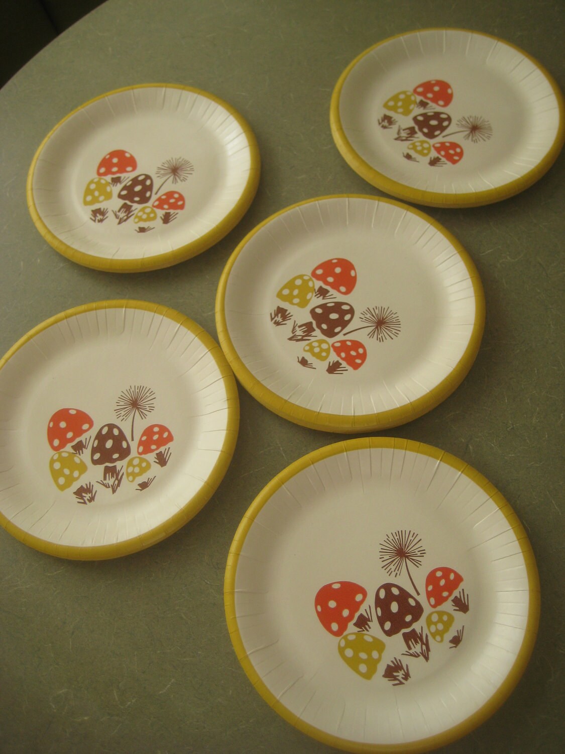 vintage-paper-plates-groovy-mushrooms-orange-and-brown