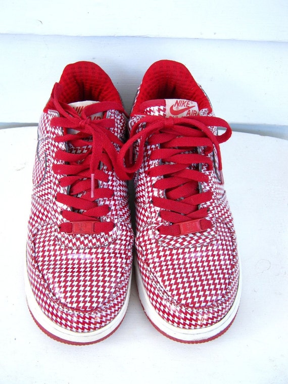 red nike tennis shoes mens