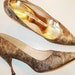 GLITZY Old Hollywood GOLD Marilyn SEXY BROCADE VTG 1960s GLAM PUMPS Heels
