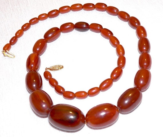 MAGNIFICENT ANTIQUE CHERRY AMBER BAKELITE BEADS by Kitschtopia