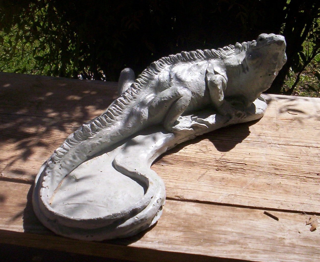 Large IMPRESSIVE IGUANA STATUE