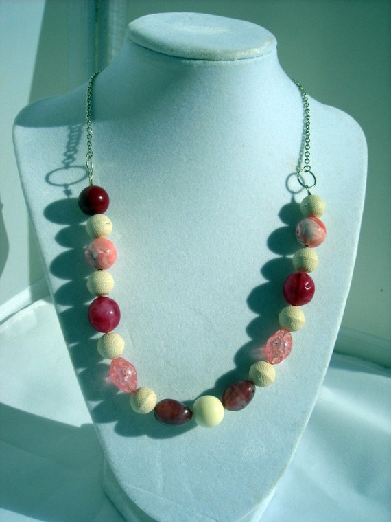 Items similar to Jewelery set made with vintage beads. Very Berry on Etsy