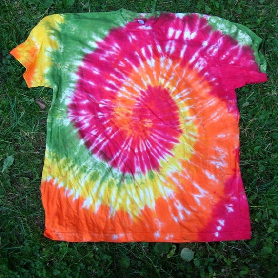 Red Yellow Orange and Green Spiral Tie Dye T-Shirt Size