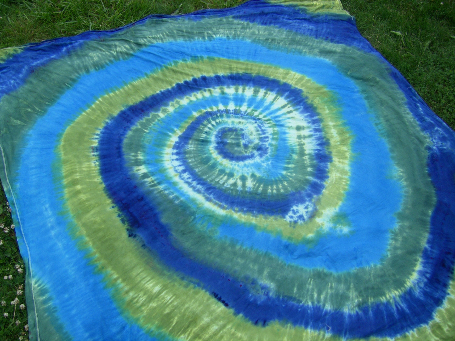 Blue and Green Tie Dye Bed Sheet Set King Size by madebyhippies