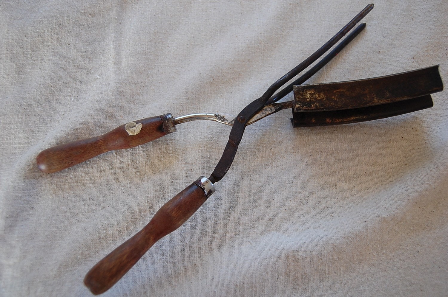 Antique hair crimping tool