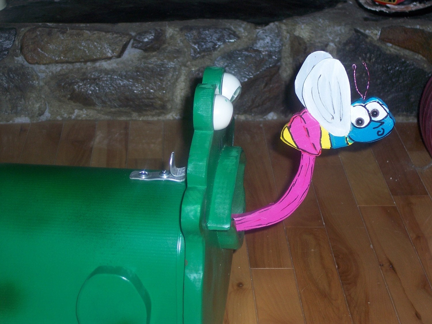 frog mailbox with fly flapping his wings on tongue mail box