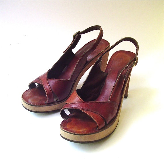 70s vintage Russet Brown Platform Sandals by SkinnyandBernie